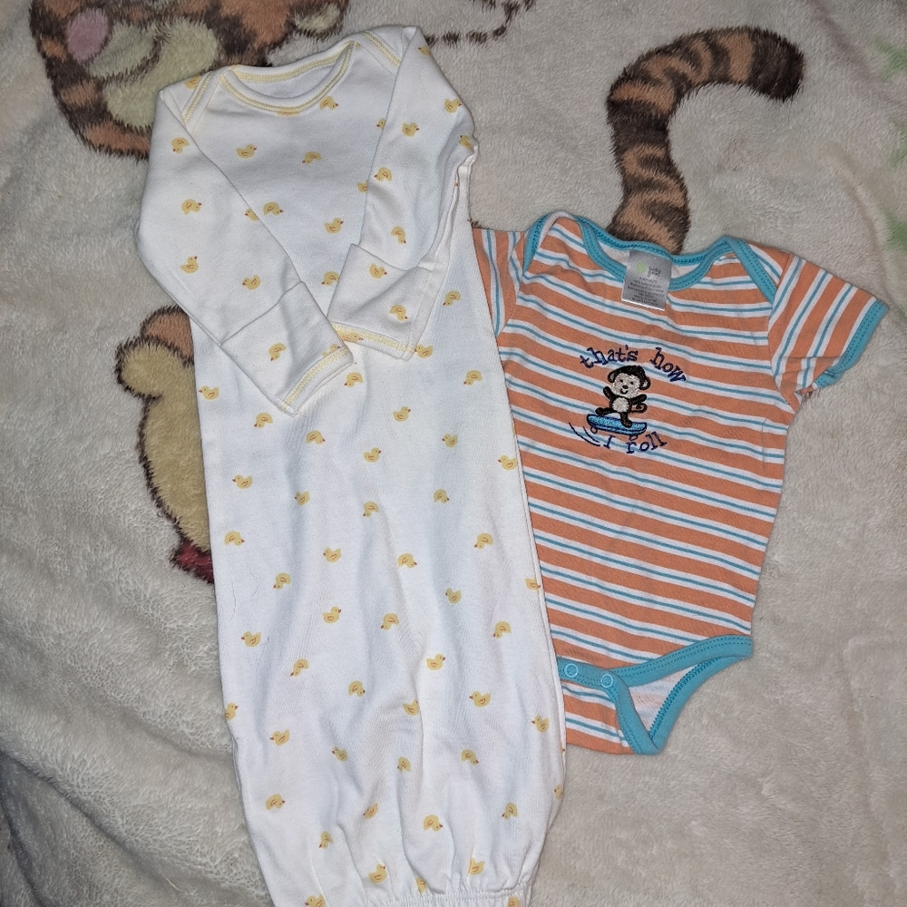 🙂3/15Carter's gown one size baby gear outfit🐤🐵